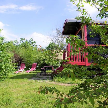 Les Roulottes Et Cabanes Du Livradois Guest House Cunlhat Exterior photo