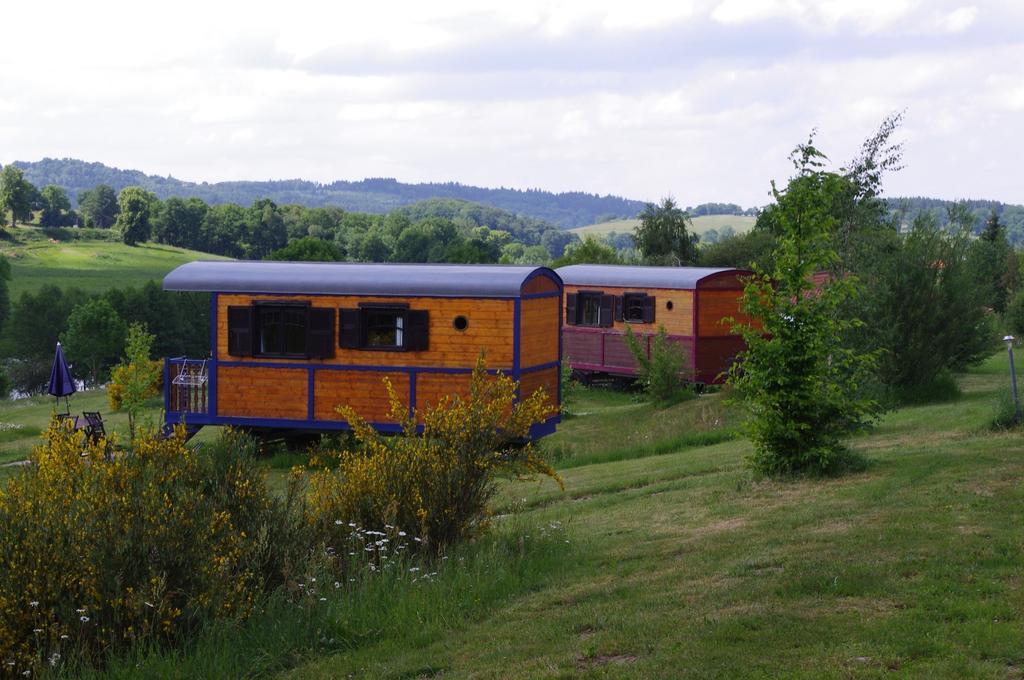 Les Roulottes Et Cabanes Du Livradois Guest House Cunlhat Exterior photo